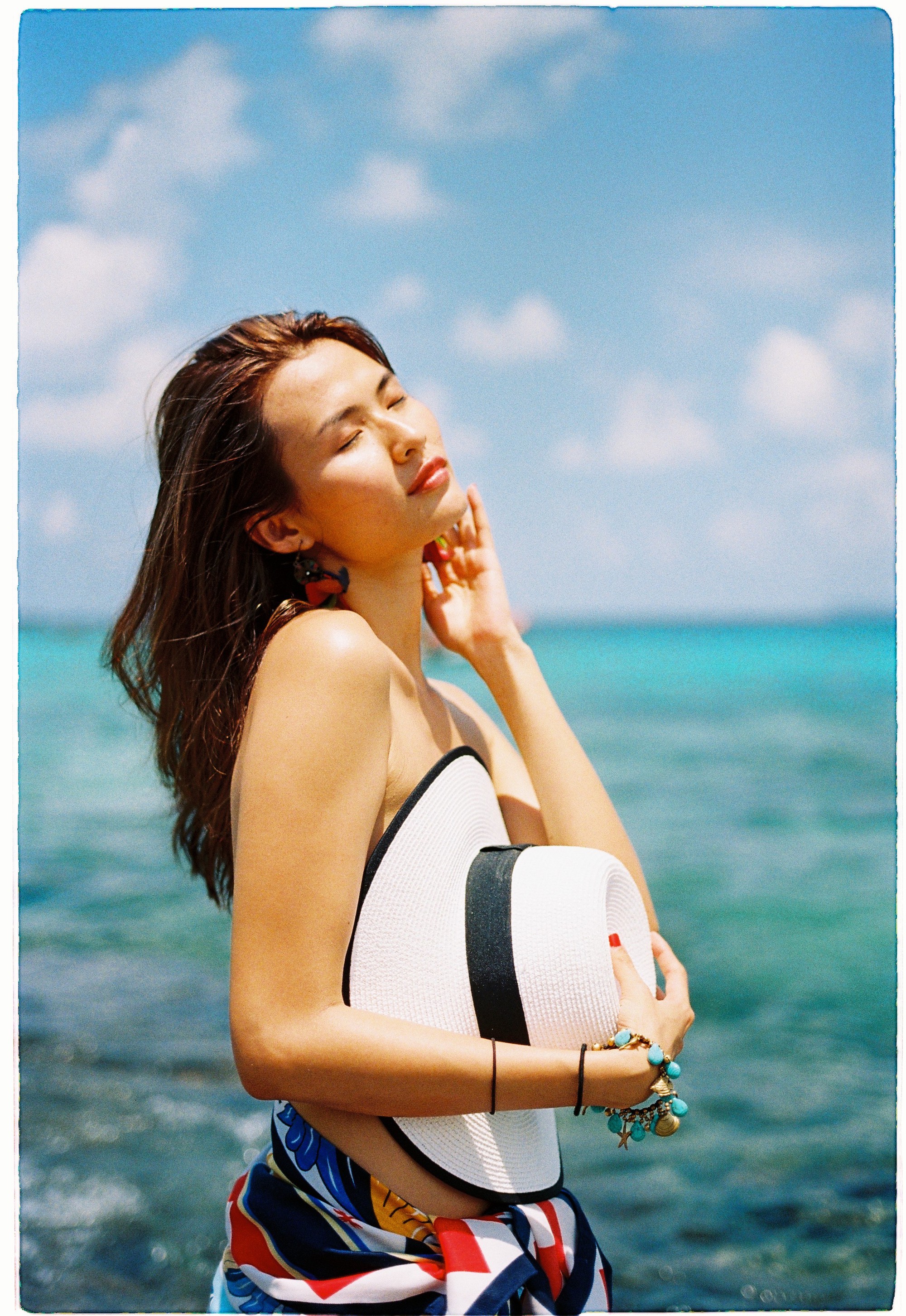 Cao Thiên Trang cởi áo khoe ngực đầy táo bạo bên bạn trai