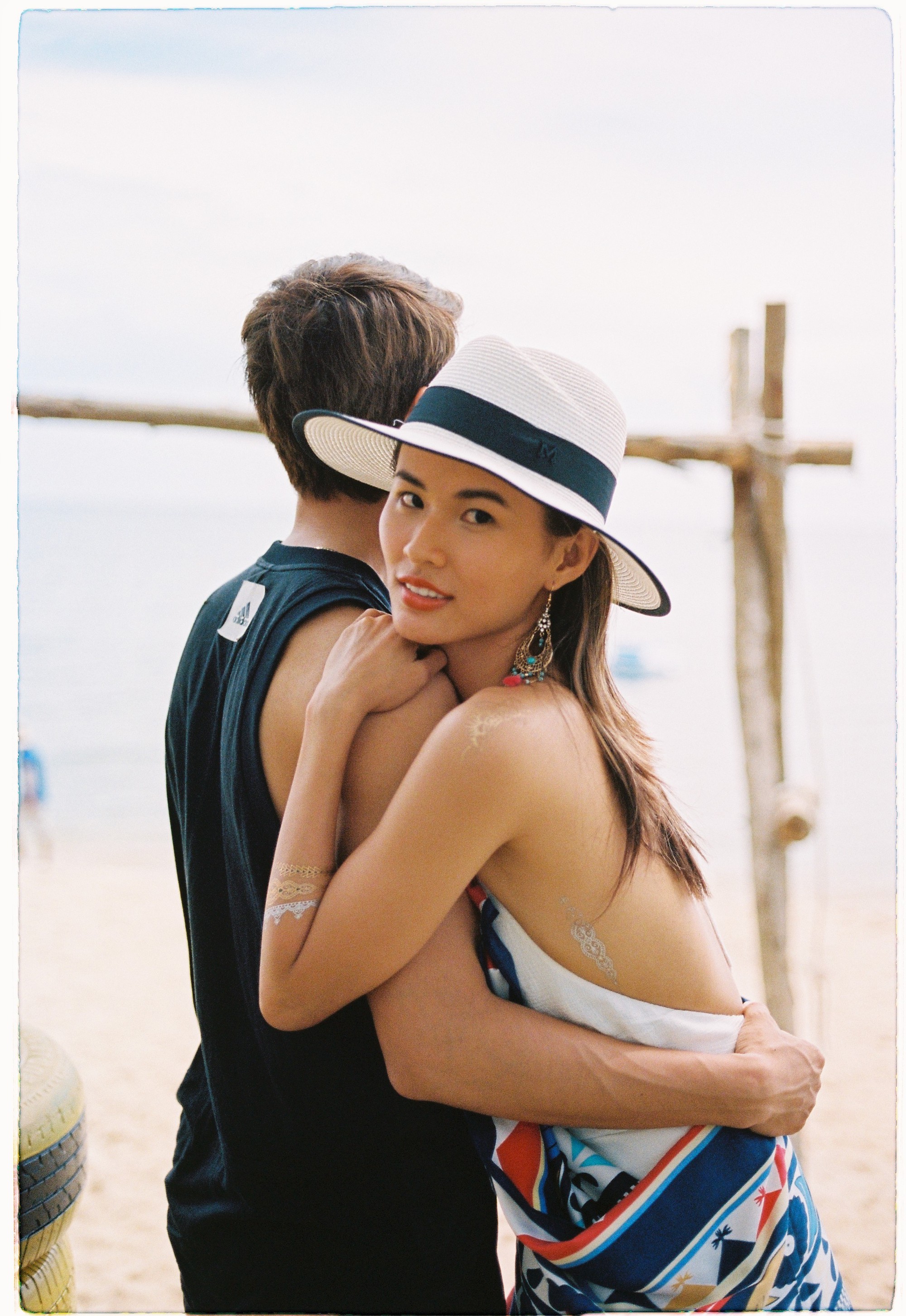 cao-thien-trang-coi-ao-khoe-nguc-day-tao-bao-ben-ban-trai-1 (6)