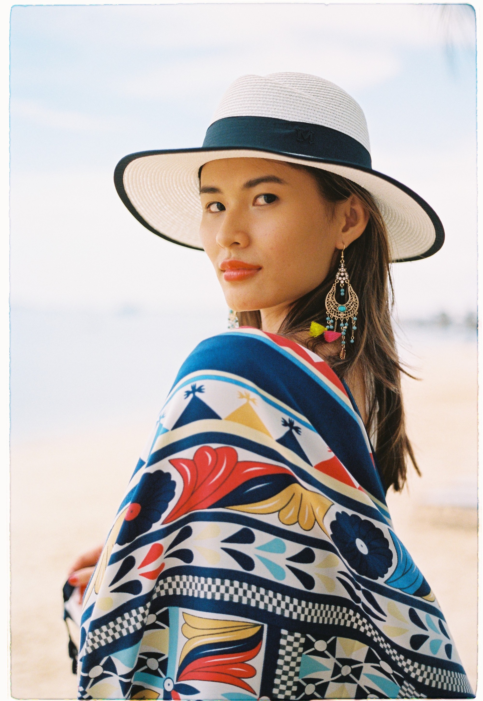 cao-thien-trang-coi-ao-khoe-nguc-day-tao-bao-ben-ban-trai-1 (7)