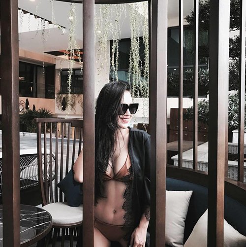 dj-tit-khoe-hinh-the-trong-nhung-bo-trang-phuc-tao-bao2