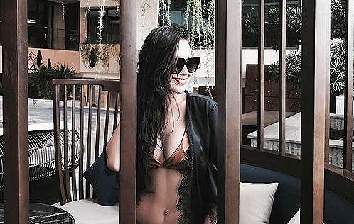 dj-tit-khoe-hinh-the-trong-nhung-bo-trang-phuc-tao-bao5