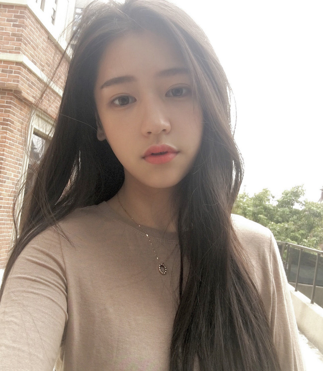 Xiêu lòng vì cô bạn Trăn Tử đẹp không góc chết