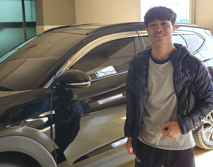 Vừa được tặng xe, Công Phượng háo hức lái xe đi tập